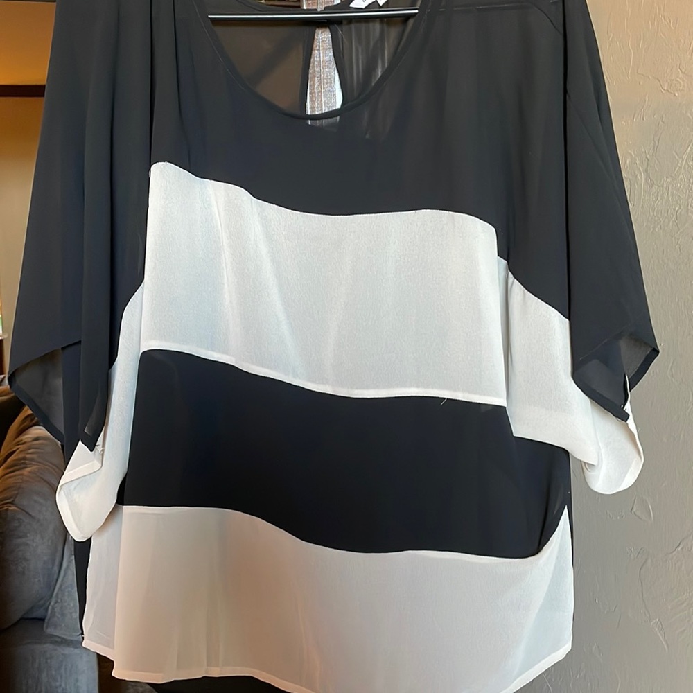 Beautiful top. Size medium. Very good condition. Brand Naked Zebra